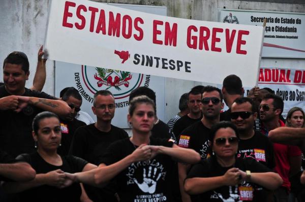 Agentes se reuniram em frente a Central de Triagem do Estreito no terceiro dia da greve estadual