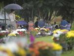Familiares foram aos cemitrios de Blumenau para lembrar dos entes queridos.