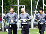 Formado nas categorias de base do clube, Eduardo Gottardi (ao centro) nasceu em 18 de outubro de 1985 na cidade gacha de Encantado. O goleiro, de 1,93m e 80kg, j atuou por duas vezes com o time profissional.