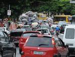 Final da tarde desta quarta-feira (4) foi de congestionamento nas principais ruas do Centro de Blumenau. A chuva, as obras realizadas pela Prefeitura e as alteraes no trnsito colaboraram para o movimento intenso.