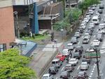 Final da tarde desta quarta-feira (4) foi de congestionamento nas principais ruas do Centro de Blumenau. A chuva, as obras realizadas pela Prefeitura e as alteraes no trnsito colaboraram para o movimento intenso.