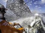 Velejadores da Volvo Ocean Race enfrentam ventos fortes e ondas grandes no percurso para Itaja