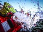 Velejadores da Volvo Ocean Race enfrentam ventos fortes e ondas grandes no percurso para Itaja