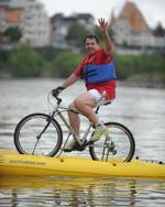 O empresrio blumenauense Alcione Silva passeou com sua bicicleta aqutica pelo Itaja-Au