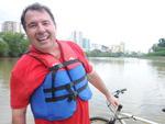 O empresrio blumenauense Alcione Silva passeou com sua bicicleta aqutica pelo Itaja-Au