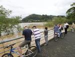 Pessoas observam o avano do rio itaja-a, beira rio centro blumenau.