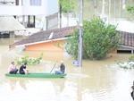 Com enchente provocada pela chuva em Rio do Sul, moradores atravessam as ruas de canoa