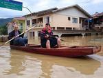 Com enchente em Rio do Sul, moradores usam barco para se locamover pelas ruas