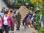 Rio Itaja-Mirim transborda e invade casas no bairro Limoeiro. Alguns moradores ainda estavam tirando seus pertences