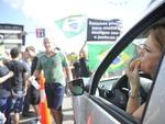Blumenauenses protestam contra corrupo e a favor do impeachment de Dilma em frente  prefeitura