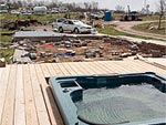 Piscina de hidromassagem foi o que restou em uma casa em St. Mary, Missouri 