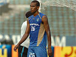 Zagueiro Evaldo no treino visando o jogo contra o Inter