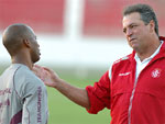 Abel Braga conversa com volante Fabinho no treino do Inter