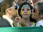 Manifestantes pintam o rosto com as cores da bandeira brasileira