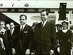 Presidentes Joo Goulart e Richard Nixon posam junto a um avio da companhia 