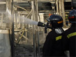 Moradores observam o trabalho intenso dos bombeiros