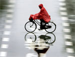 A chuva pesada que atingiu Shangai, na China, no impediu que algumas pessoas sassem  rua.