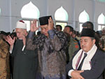 O presidente de Indonesia, Susilo Bambang Yudhoyono, ao centro, participa de cerimnia na mesquita de Ponorogo, na ilha de Java 