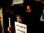 Criana palestina segura velas e cartaz durante manifestao pela liberao de prisioneiros detidos em Israel. Texto pede que soldado israelense no seja liberado antes de prisioneiros palestinos serem soltos