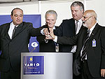 Da esquerda, Luis Alberto Fiori (da consultoria Deloitte), Joo Luis Bernes (presidente da VarigLog), Marcelo Bottini, (presidente da Varig), e Carlos Alberto Barros encerram o leilo da Varig  