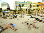 Israelenses praticam yoga na praia em Tel-Aviv enquanto o pas intensifica a ofensiva no territrio libans