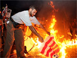 Gregos queimam bandeira dos Estados Unidos durante protesto contra os ataques israelenses