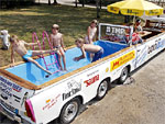 Piscina adaptada em um automvel ganha muitos clientes com a onda de calor na Alemanha