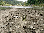 Imagem da superfcie terrestre da repressa de Oker completamente seca em Schulenburg, Alemanha