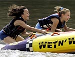 Duas garotas andam em um bote inflvel para espantar o calor