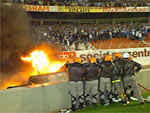 Bombeiros tentam apagar o fogo