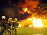 Bombeiros tentam apagar o fogo no Beira-Rio