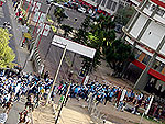 Policiais controlam as torcidas deixando-as separadas