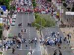 Torcidas a caminho do estdio com a presena de policiais