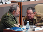 Fidel cedeu temporariamente o poder em Cuba a seu irmo, Ral ( dir.)