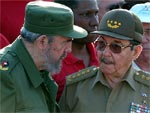 Em foto de 23 de dezembro de 2003, Fidel conversa com o irmo mais novo, Ral 