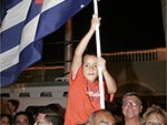 Aos gritos de Viva Cuba Libre, centenas de cubanos ocuparam a Rua Oito e outros bairros de Miami