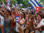 Dezenas de trabalhadores de uma fbrica estatal realizam marcha em apoio ao lder cubano Fidel Castro