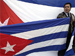 Homem segura bandeira de Cuba durante manifestao de apoio  Fidel Castro em frente a embaixada do pas em Santiago, no Chile