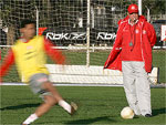 Tcnico Abel Braga observa o treinamento