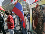 Libaneses exibem a bandeira da Venezuela e uma foto do presidente Hugo Chvez depois que ele ordenou a retirada do embaixador do pas em Israel