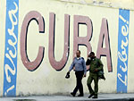 Policiais caminham pela cidade de Havana, que teve aumento da presena das foras de segurana