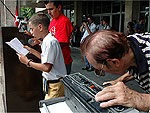 Microfones so usados para animar as pessoas reunidas em frente ao Hospital Miguel Enrquez, em Havana, para dar apoio ao presidente Fidel Castro