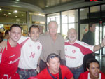 Guthierre, Thiago, Tadeu, Markinhos e D com Felipo, no aeroporto, antes do embarque