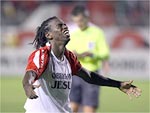 Tinga marcou o segundo gol colorado. Depois, foi expulso por comemorar levantando a camiseta