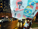 Enorme bandeira colorada no meio da torcida em Passo Fundo