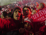 Matheus Albuquerque (de toca), Rael Mairesse (com a manta na mo) e Felipe (beijando a camisa) na Popular durante a final!