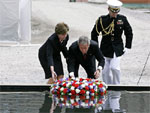 O presidente dos Estados Unidos George W. Bush e a primeira dama Laura Bush colocam uma coroa de flores na fonte construda no local onde ficavam as Torres Gmeas, em homenagem ao quinto ano do atentado terrorista ao World Trade Center