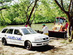 Peritos do Instituto Geral de Percias estiveram no local para recolher amostras da gua e dos peixes