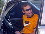 Goleiro Renan dentro do seu carro