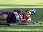 Goleiro Clemer deita no gramado aps o treino, apoiando a cabea na bola do Mundial 